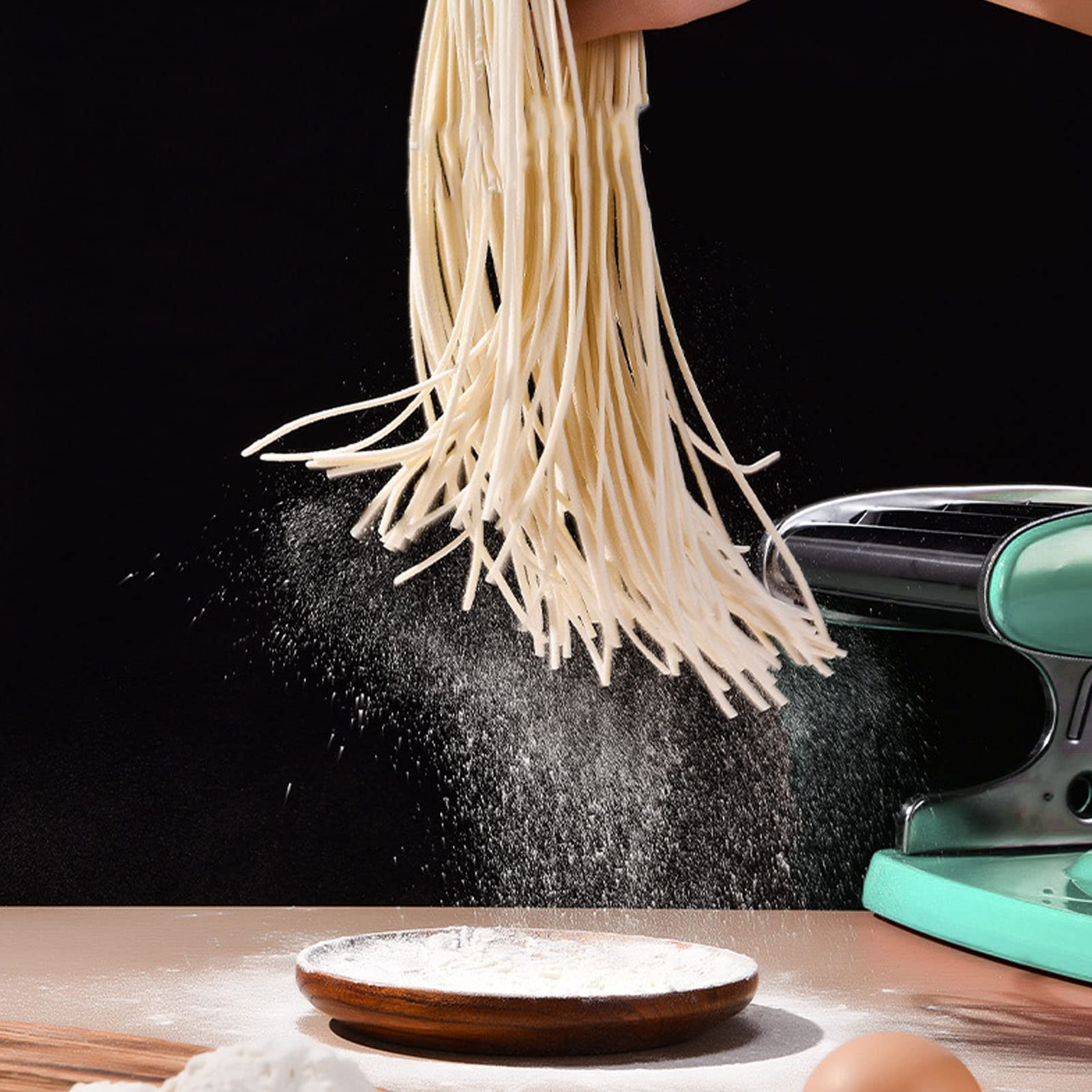 Akozon Ręczna Maszyna do Robienia Makaronu - Wielofunkcyjna Maszyna do Makaronu Owijania Fettuccine, Lasagne i Klusek - Regulowany Mniej Stalowy Wałek z podstawą ssącą (Ostrze typu 3 z przyssawką)