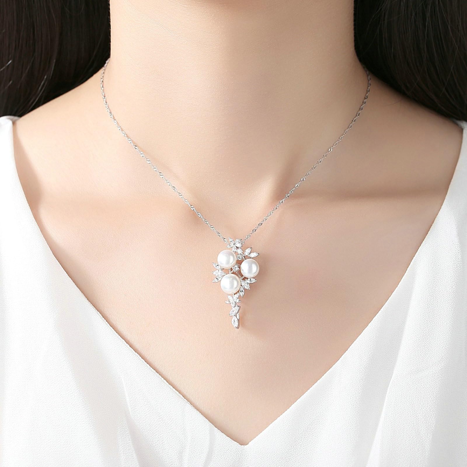 Naszyjnik damski 375 585 750 białe złoto, łańcuszek z zawieszką z białą perłą i kwiatowymi liśćmi z diamentowym łańcuszkiem 45 cm ślub panna młoda