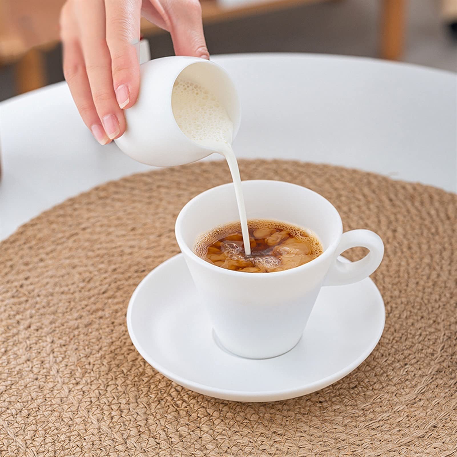 Biały łój Jade Porcelanowa filiżanka do espresso ze spodkami Porcelanowy kubek do kawy Elegancki europejski urok Ceramiczne filiżanki do kawy, kubki do herbaty(One Color Medium)