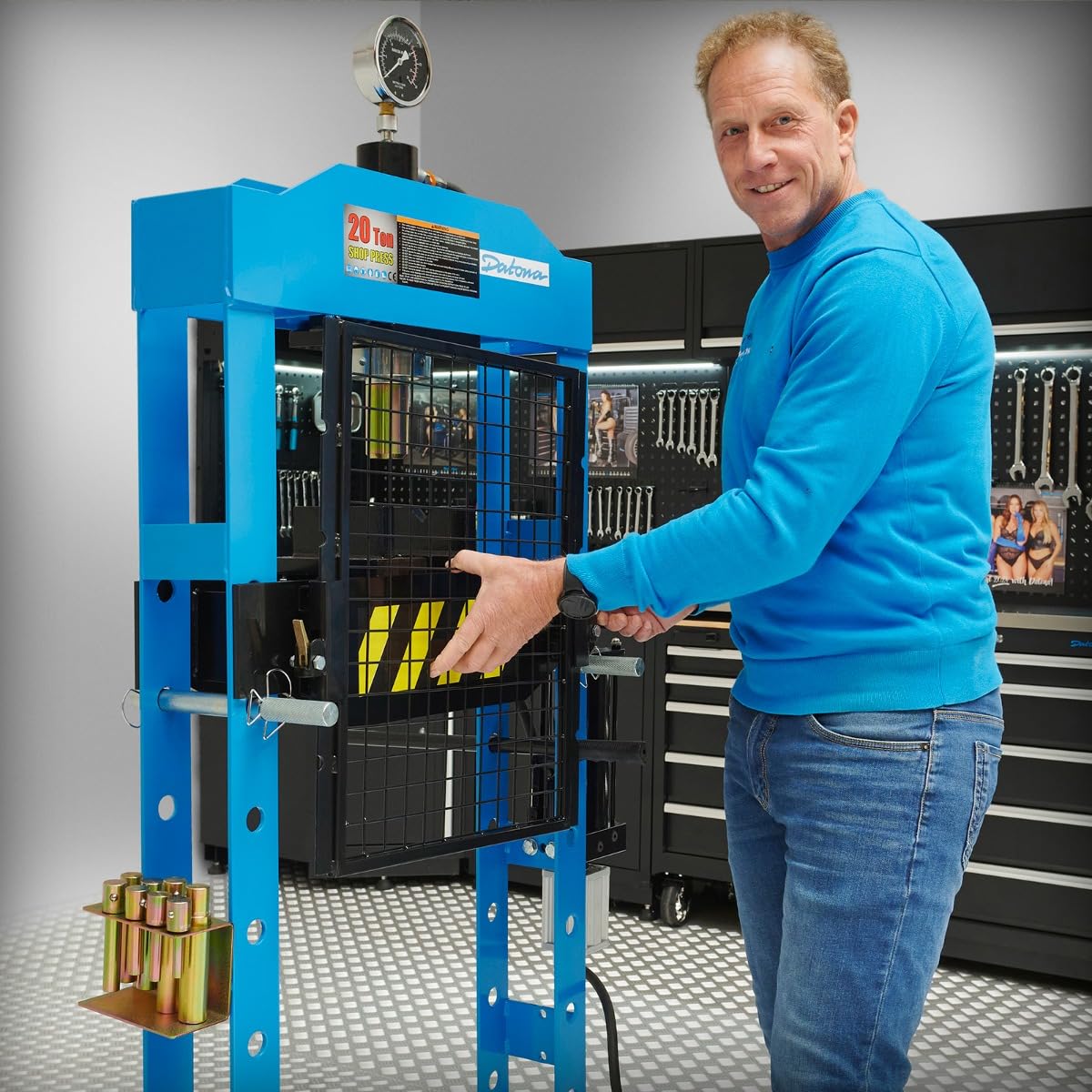 Datona Werkstattpresse 20 Tonnen hydropneumatisch mit Manometer fahrbarem Zylinder höhenverstellbarem Sicherheitskäfig und Hand- oder Druckluftbedienung für Werkstatt und Garage