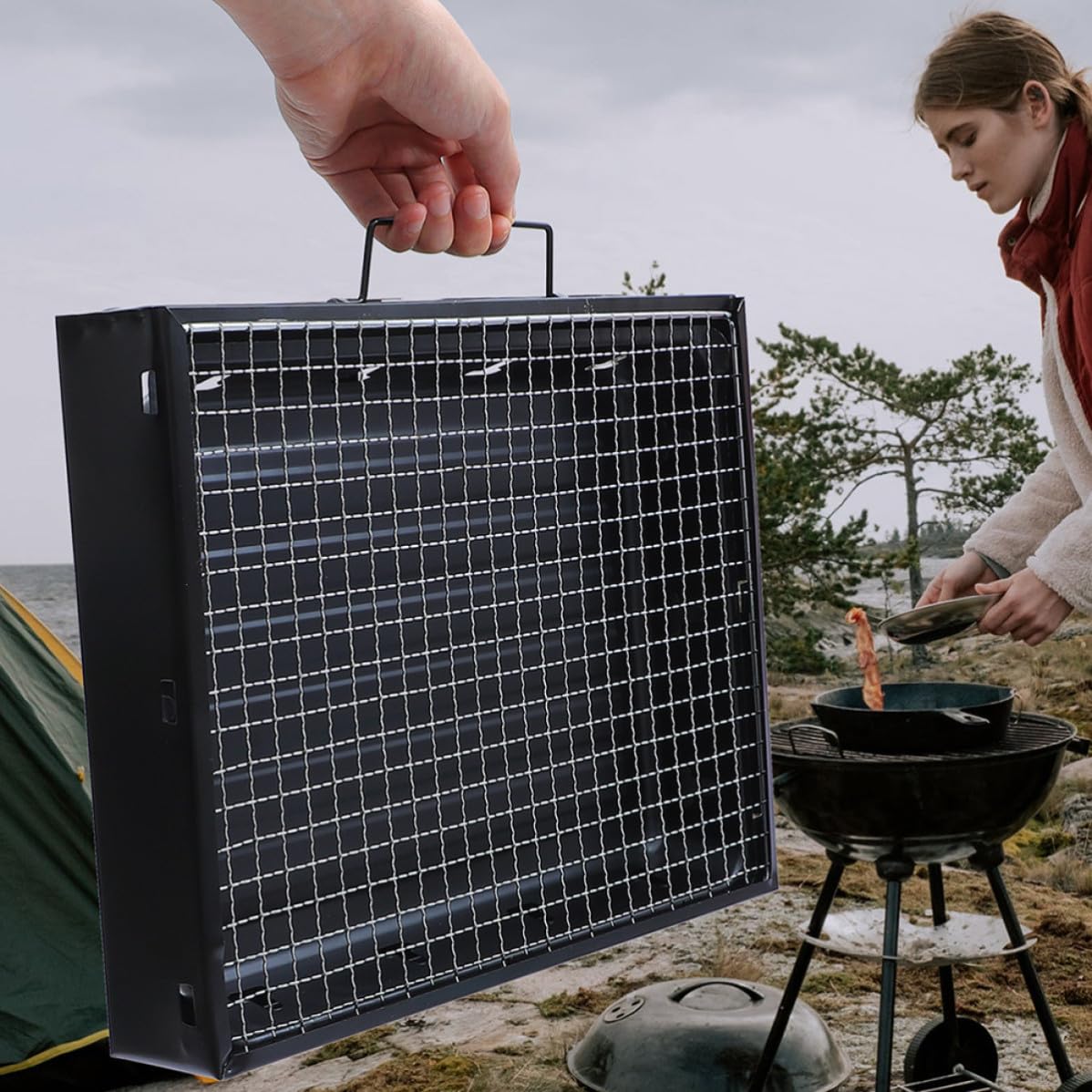 Barbecue Portatile Pieghevole in Metallo Nero per Esterni Struttura Compatta per Campeggio, Picnic e Grigliate All'aperto in Legna o Carbone