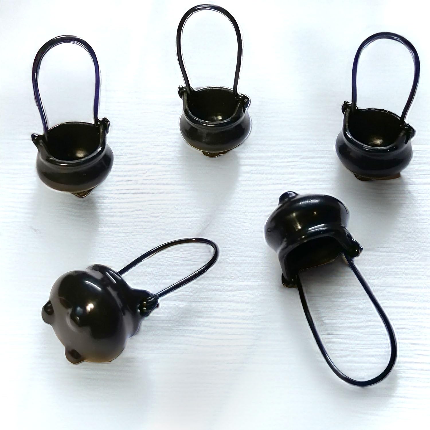 picocosmxiruo Mini Cauldrons 5PCS - Small Cauldron, Tiny Cauldron with Wire Handle for Mini Witch's Brew, Dollhouse Miniatures, Mini Cauldrons for Food - Plastic, Black -