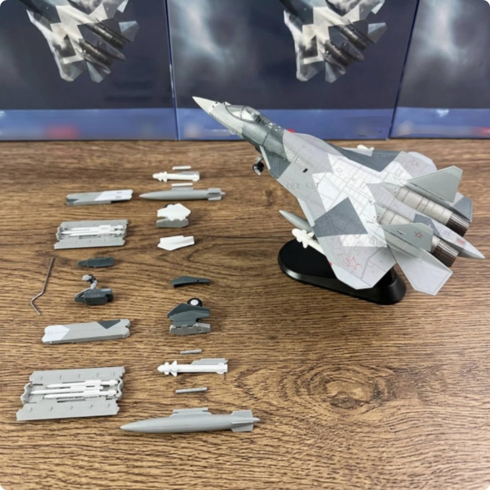 Qianly Modellino Del Caccia-57 Statico Aereo in Miniatura con Supporto Militare Modello per Scrivania, SU57 Geometria Frattale Intercambiabile