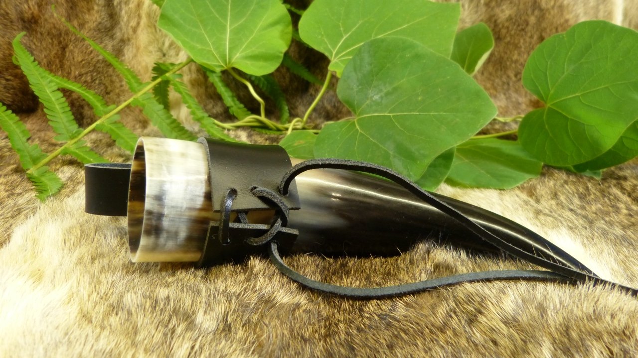 Frera Trinkhorn, 300-390 ml, 0,3-0,39l, Methorn inkl. Gürtelhalter aus Leder in schwarz oder braun, lebensmittelechtes Naturhorn, Naturfarbe, poliert