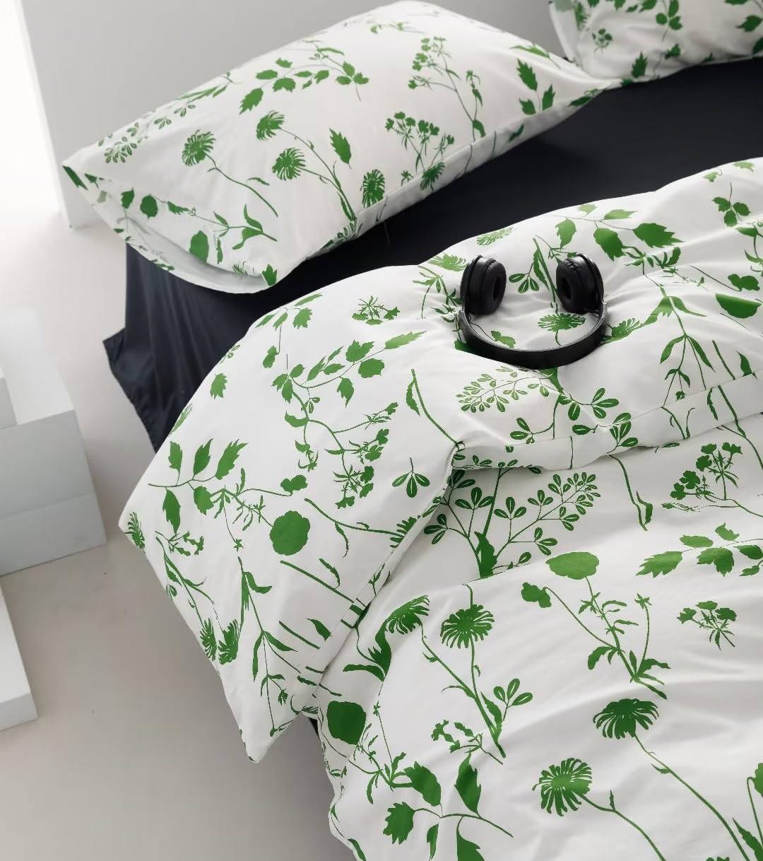 KAREVER Sage Botanical Comforter Queen White Green Floral Plant Bedding Comforter Set Girls Garden Pattern Printed on White Blanket Rustic Leaf Blossom Women White Farmhouse Comforter Queen