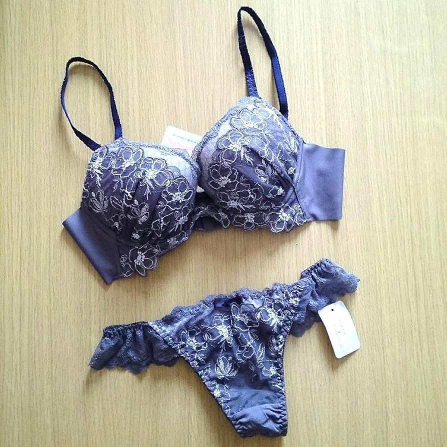 最終値下げ新品タグ付きSalute 30G花柄刺繍 ブラD75&ショーツLセット 最終値下げ新品タグ付きSalute 30G花柄刺繍 ブラD75&ショーツL