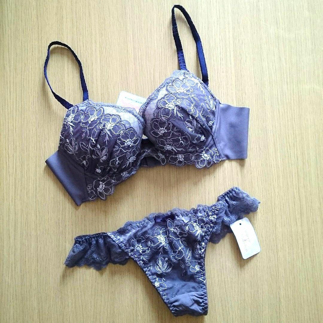 最終値下げ新品タグ付きSalute 30G花柄刺繍 ブラD75&ショーツLセット 最終