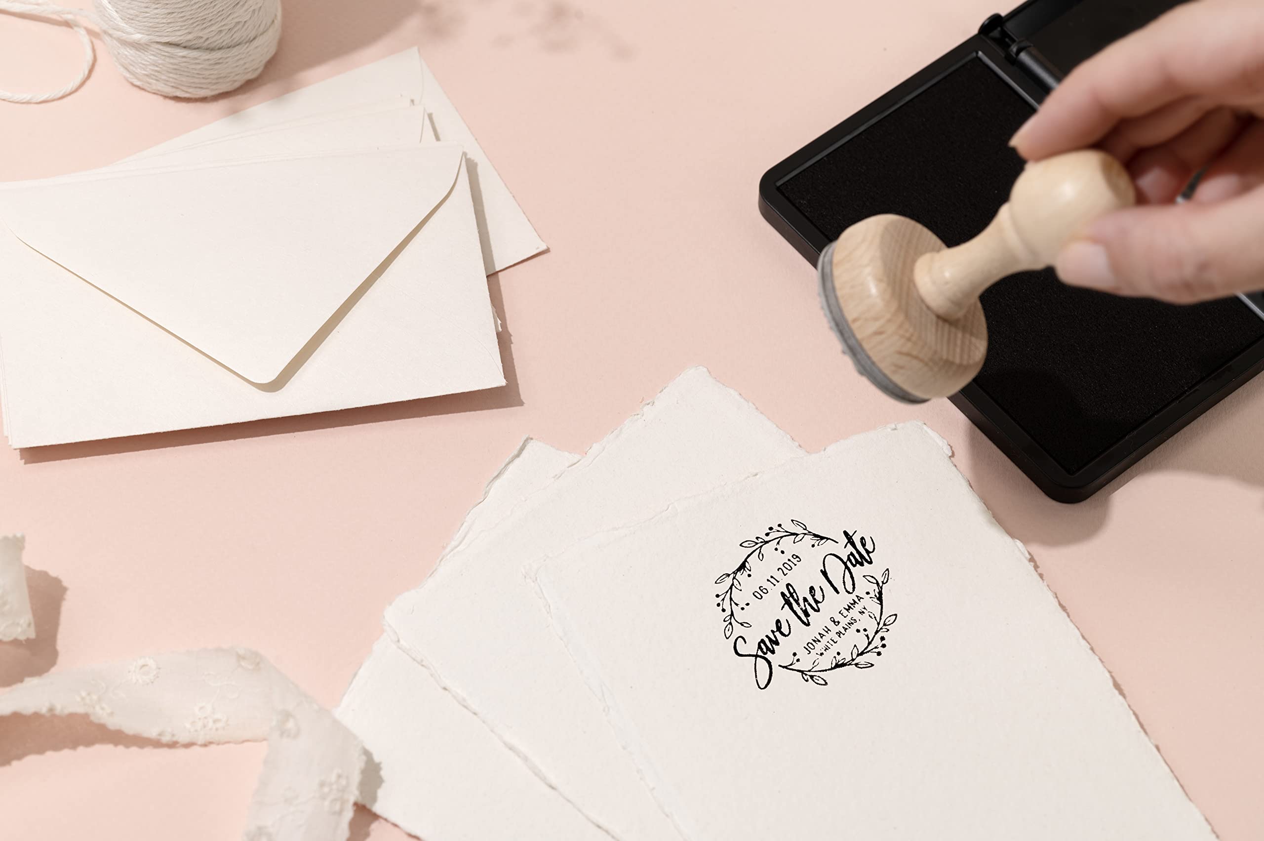Stamp by Me | Sello Personalizado para Boda | 12 Diseños Exclusivos | Sello de Madera | Ideal para Sobres e Invitaciones de Boda | Con Tampón de Tinta | Nombres y Fecha | Corona de Flores Circular