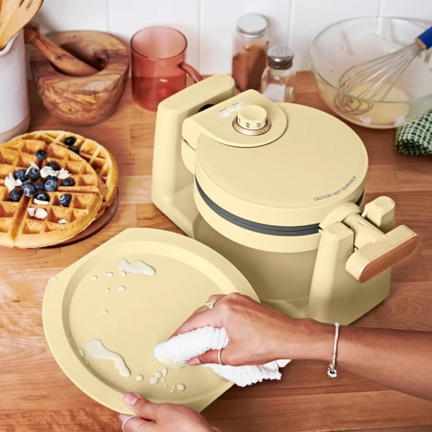 Rotating Belgian Waffle Maker with 7 Browning Settings - Non-Stick Flip Waffle Iron - 900W Deep Pocket