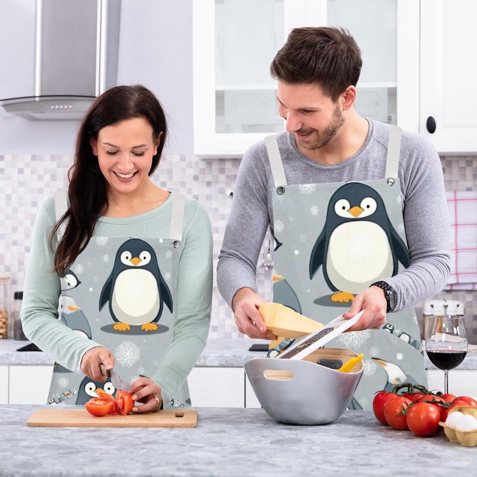 Lot de 2 tabliers de cuisine avec badge rond, mignon petit pingouin, résistant à l'eau avec 2 poches, tabliers de cuisine pour homme et femme, Joli petit pingouin,