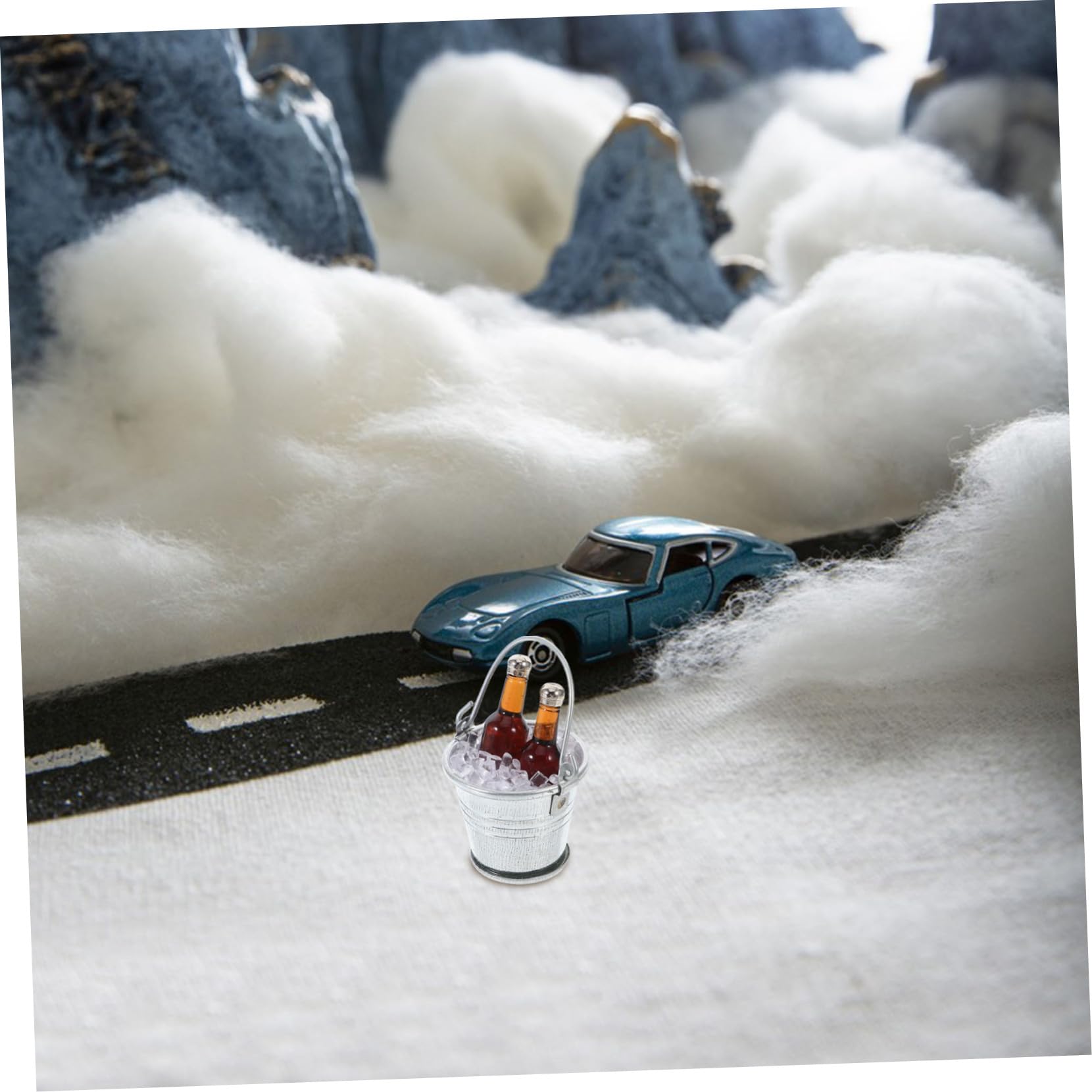 Miniature Casa Bambole 1:12 Miniatura Casa Delle Bambole: Secchiello Con Cubetti Di Ghiaccio E 5 Lattine Di Soda - Decorazione Bar In Scala 1:12 Miniature Plastiche Colorate