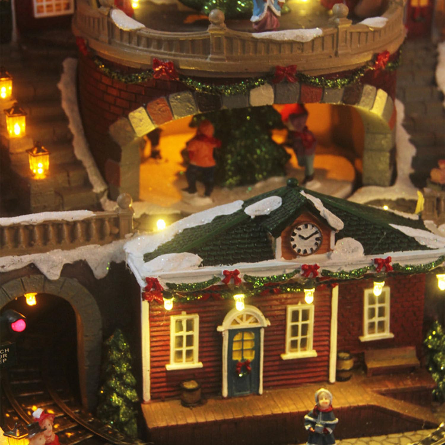 Edifici del Villaggio di Natale con Treno Girevole e Albero di Natale Girevole con luci LED Colorate e Musica Natalizia per Decorazioni da Tavolo per Le Feste di Natale al Chiuso