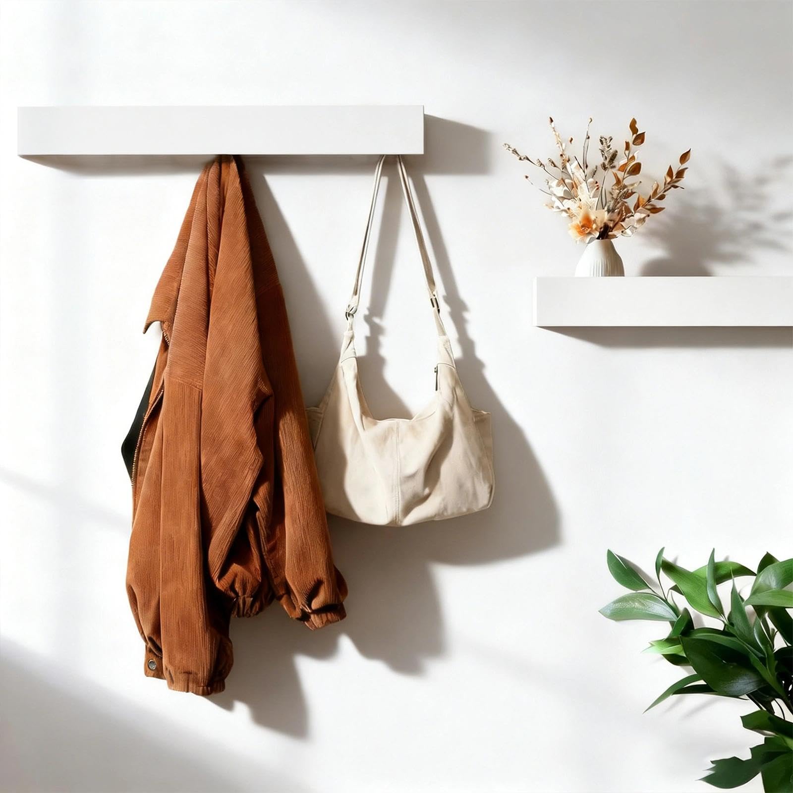 Colgador de Pared de 60 cm con Estante y 7 Ganchos Ocultos, Espaciosa Perchero de Pared Metal y Madera, Ganchos Percheros para Pasillo, Dormitorio, Sala de Estar, Blanco