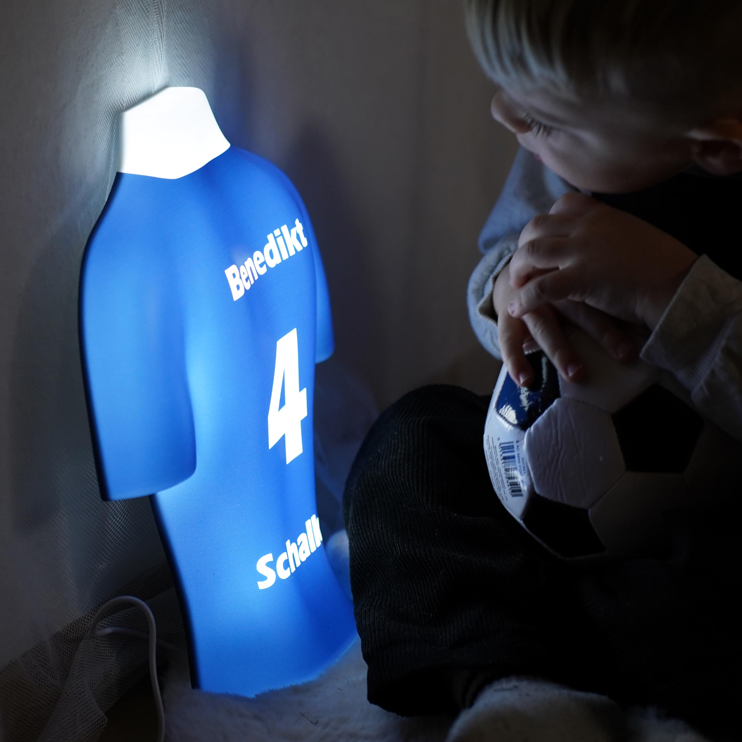 Fussball Trikot Lampe mit Namen – LED Nachtlicht Kinder, personalisierte Geschenke für Männer, Einzigartige Wanddeko für Fussball-Fans, Fußball Sachen für Jungen [Blau-Weiß | 25x30 cm]