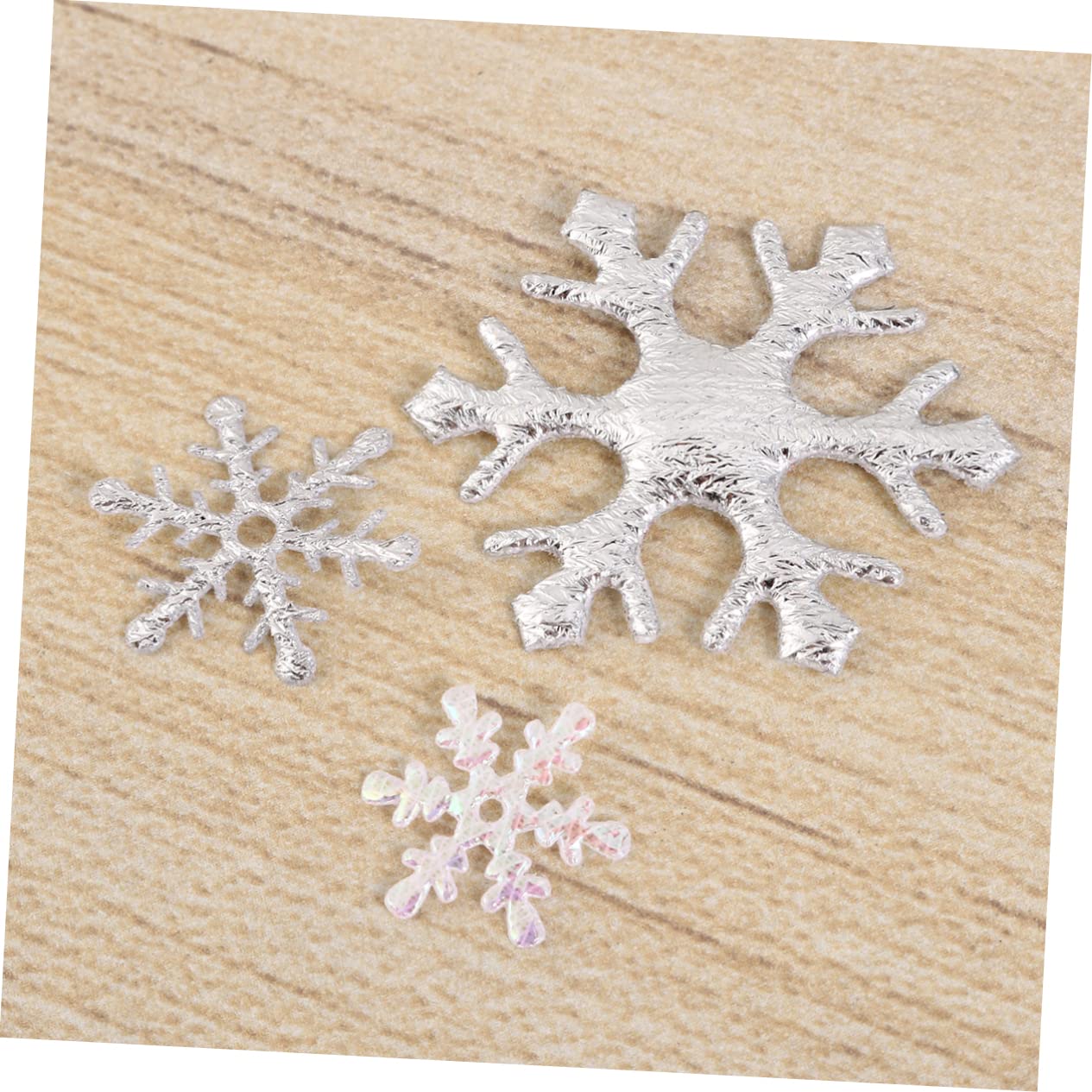 Sneeuwvlokken tekenen op het raam met krijtstift DIY raamtekening