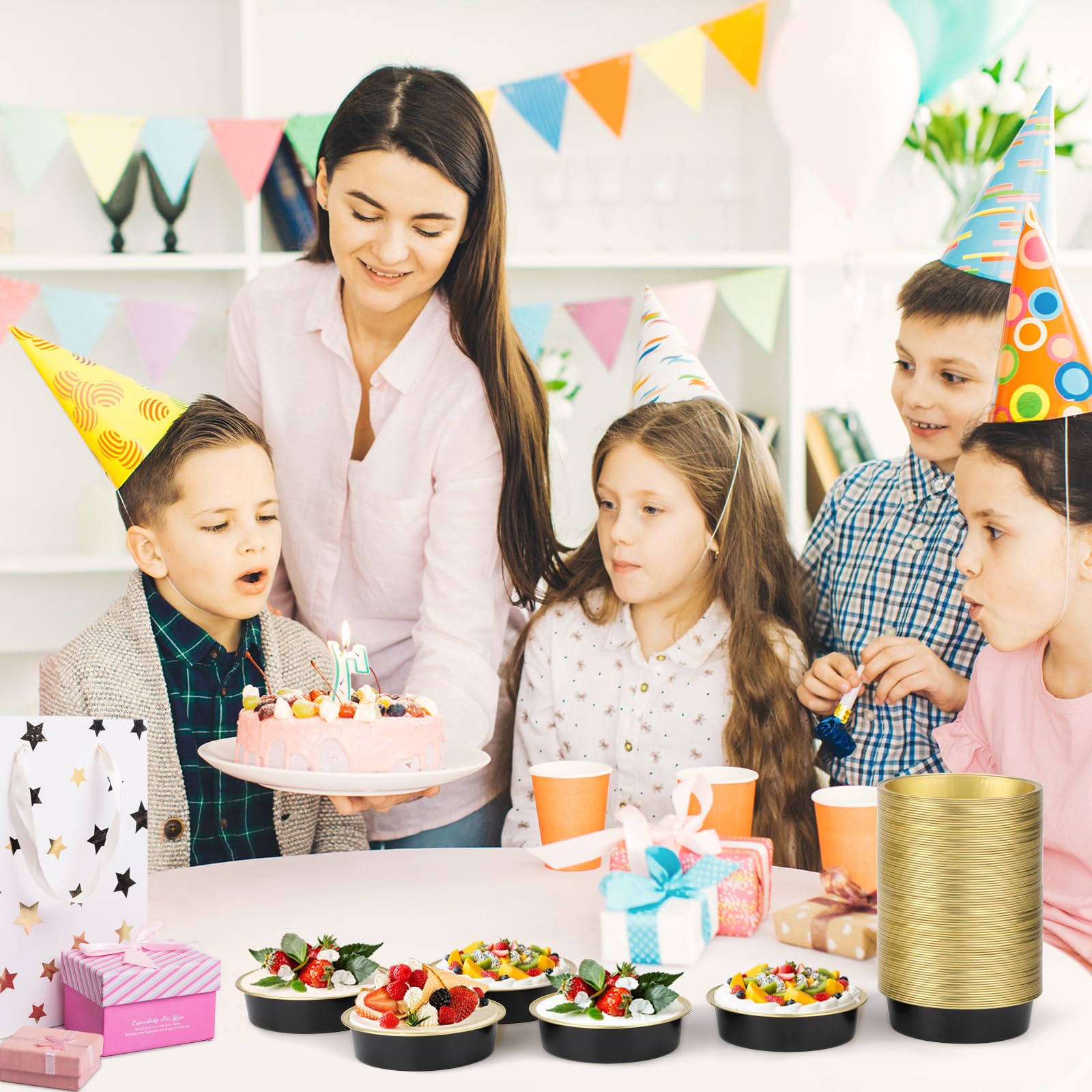 Beasea Lot de 100 ramequins jetables en aluminium de 10,2 cm, 215 ml, mini ramequins sans couvercles pour cupcakes – Tasses de cuisson en aluminium pour fête – Noir et doré