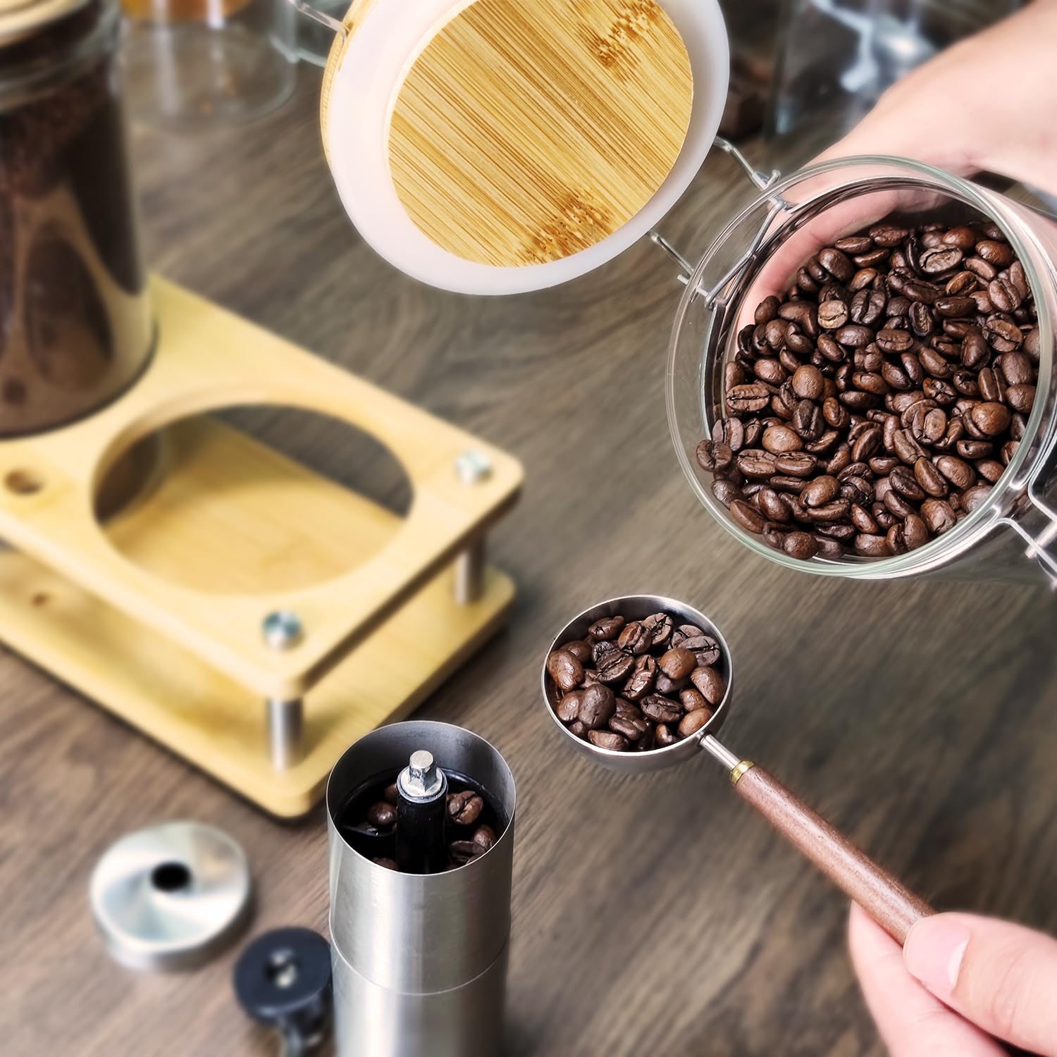 Recipientes de café de vidrio con estante, 2 botes de café de vidrio de 45 onzas con abrazadera de bloqueo hermética, tarros de almacenamiento de alimentos de vidrio con cuchara de acero