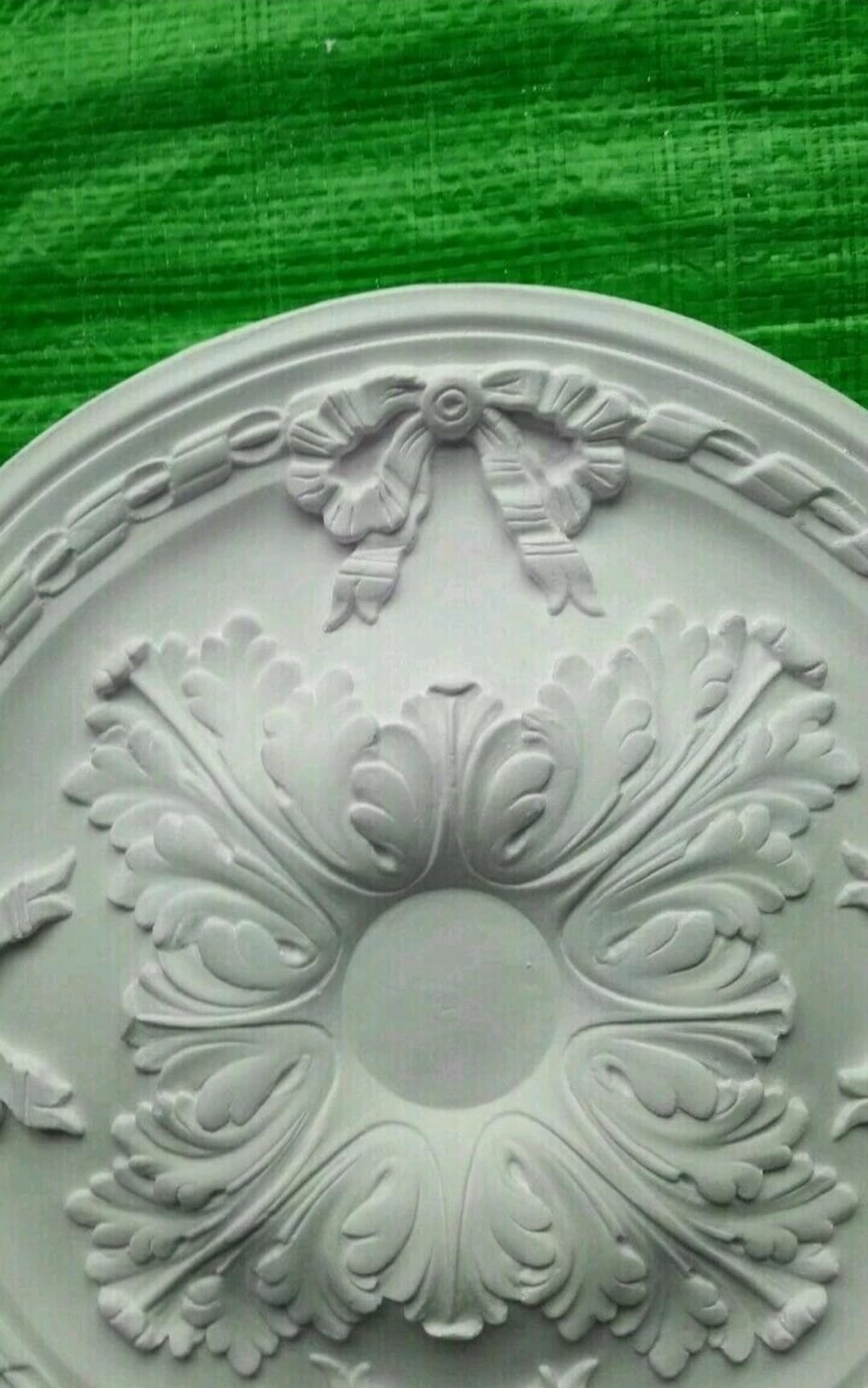 Decorazione per soffitto in gesso con rose, acanto e fiocco, 400 mm.