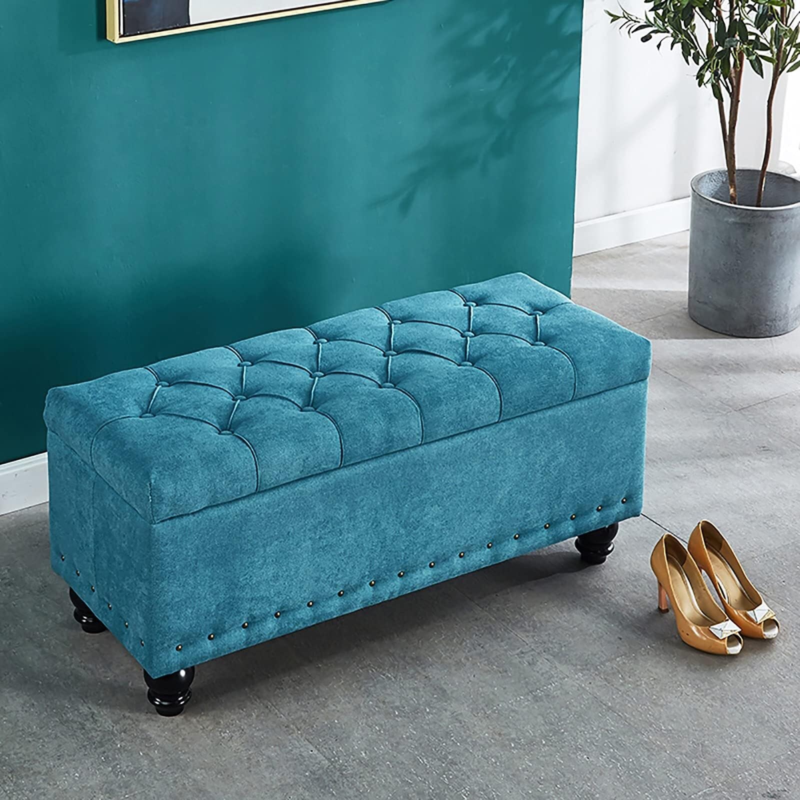 Banc de rangement bleu en lin pour optimiser l'espace du salon