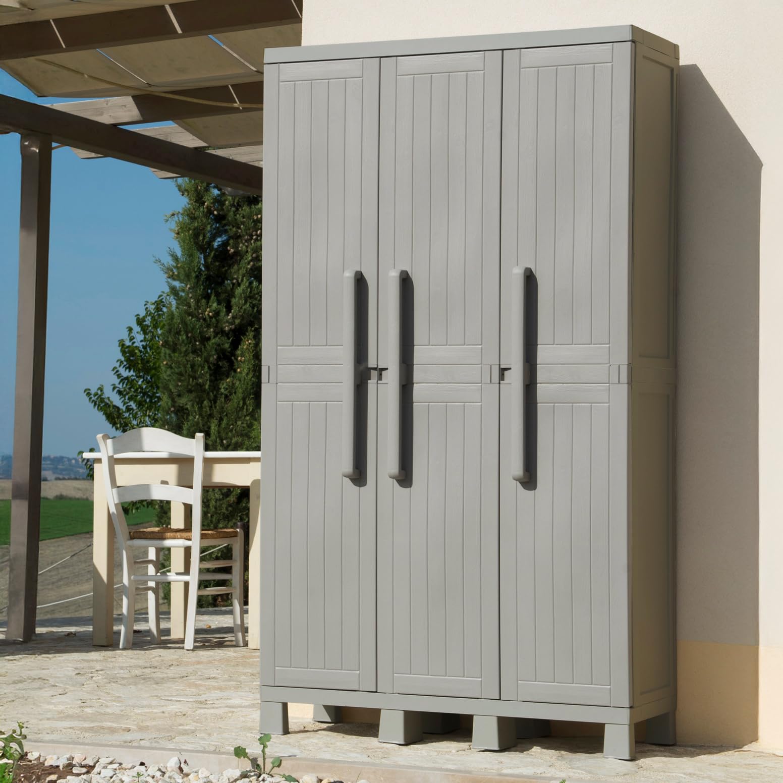 Toomax Armadio Wood Midi a 3 ante con 4 ripiani regolabili, 97x37x173h cm in plastica resistente effetto legno grigio tortora, con piedini e predisposizione per lucchetto, ideale per garage e cantine