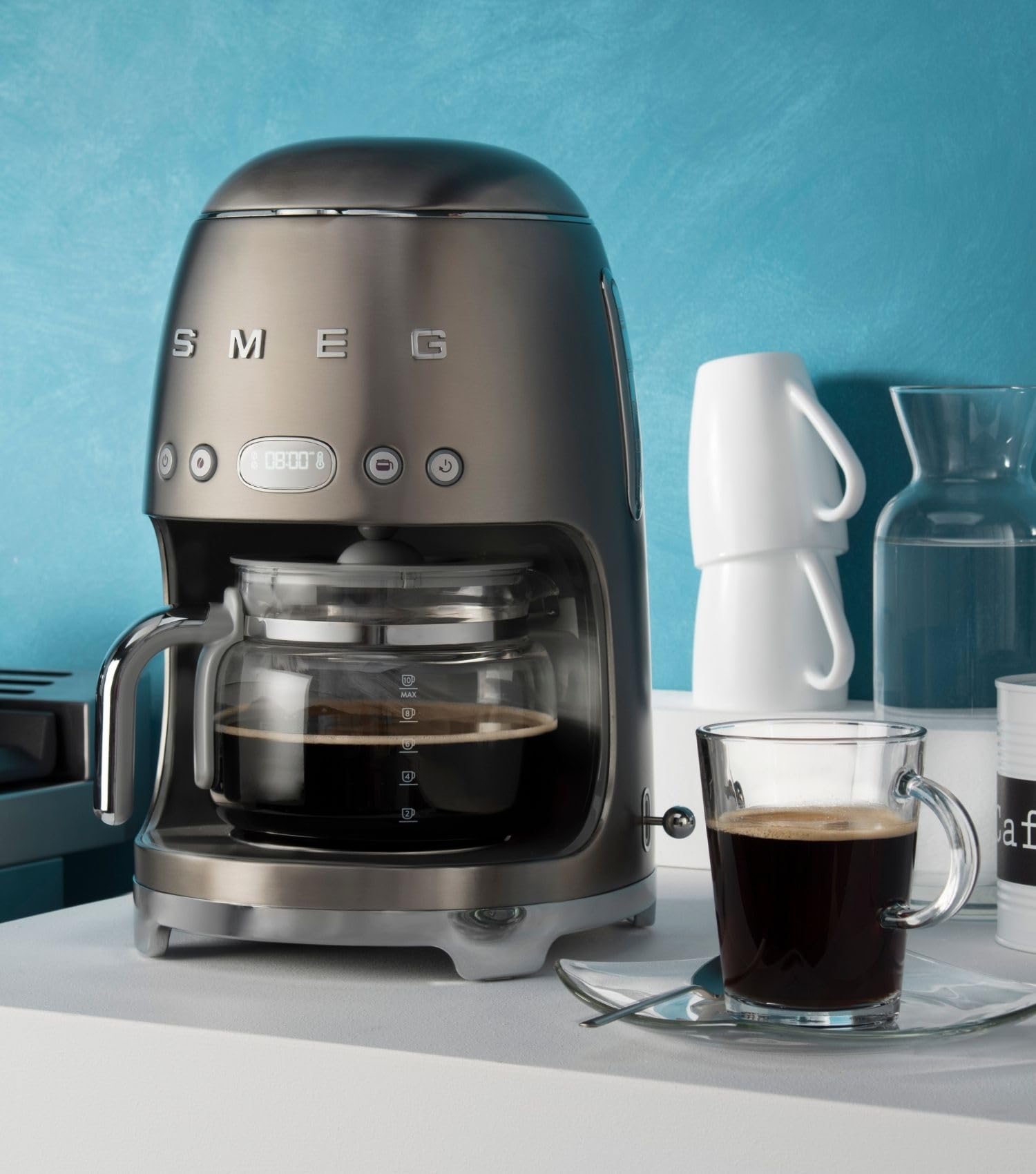 Smeg, Macchina da Caffè Filtro DCF02RDEU, Funzione Aroma e Autostart, Caraffa in Vetro Fino a 12 Tazze, 2 Livelli di Intensità, Modalità Keep Warm, 1050W, Rosso