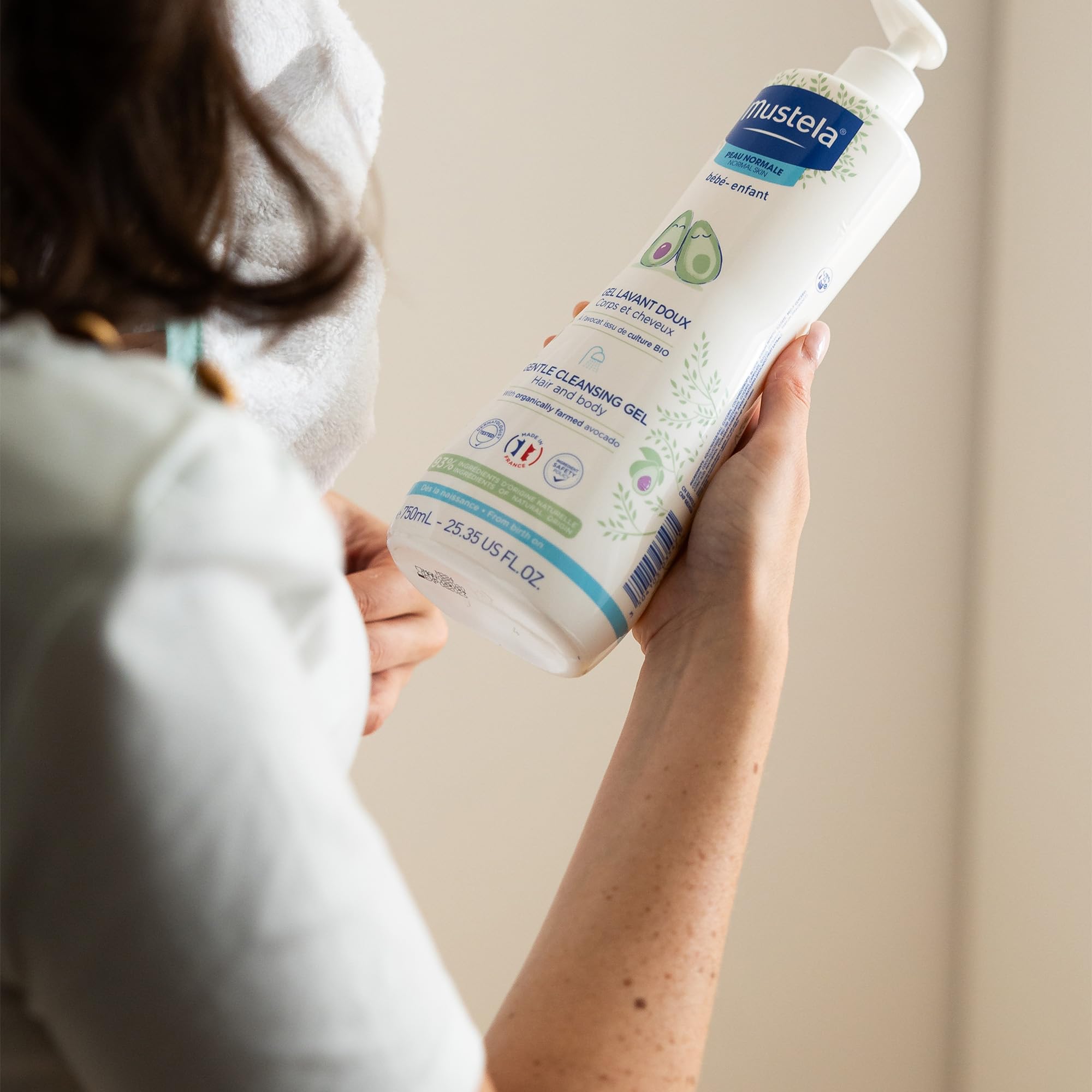 Mustela Detergente Delicato, Corpo e Capelli, per Neonati, Bambini, Adatto a tutta la Famiglia - Deterge Delicatamente e Non Brucia agli Occhi, 93% Ingredienti di Origine Naturale (750ml)