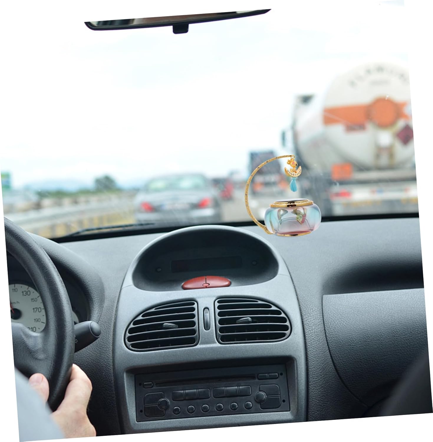 Solar-Powered Car Aroma Diffuser Rotating Goldfish Base Vehicle Air Freshener Ornament for Aromatherapy and Interior Decor