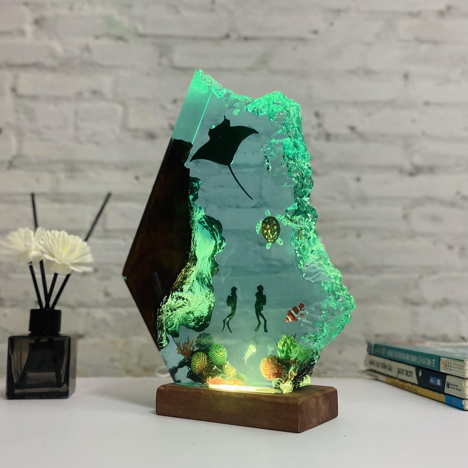 Lampada oceanica in resina epossidica, luce notturna LED raie manta e subacquei, lampada da tavolo per decorazione domestica, souvenir d'avventura subacquea (blu, 9×6 pollice)