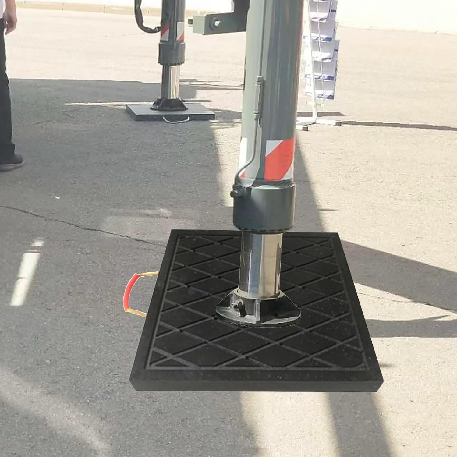 Stabilisateur pour grue pour éviter l'enfoncement des crics de camion