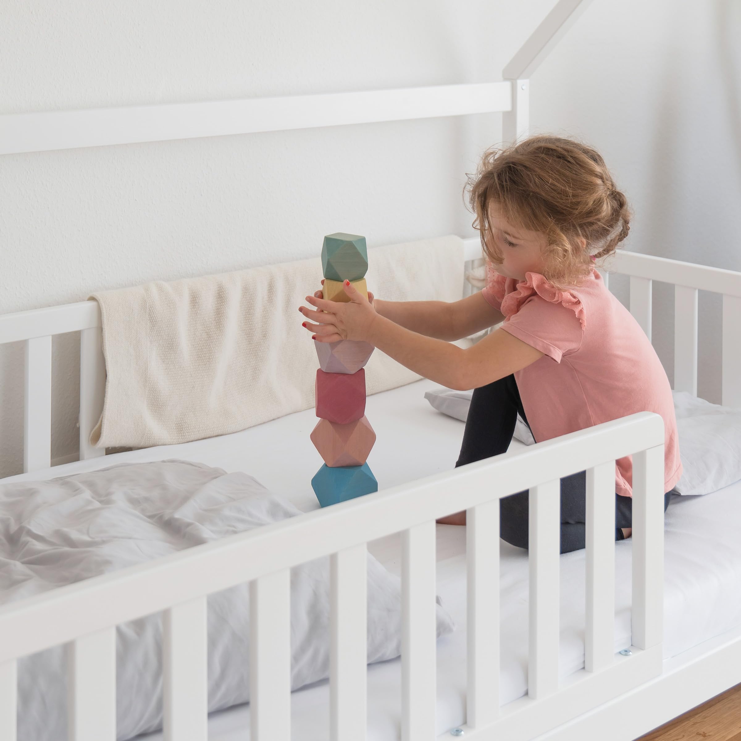 Ehrenkind® Hausbett Buche Livo | FSC Zertifiziert | Kinderbett mit Rausfallschutz | höhenverstellbar Massivholz | Kinder Bett | Hausbett 120x200 cm | weiß