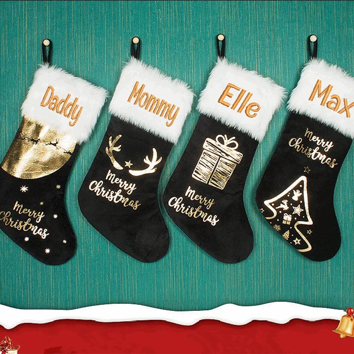 Chaussettes de Noël en famille avec prénom personnalisé et jolis pompons blancs suspendus