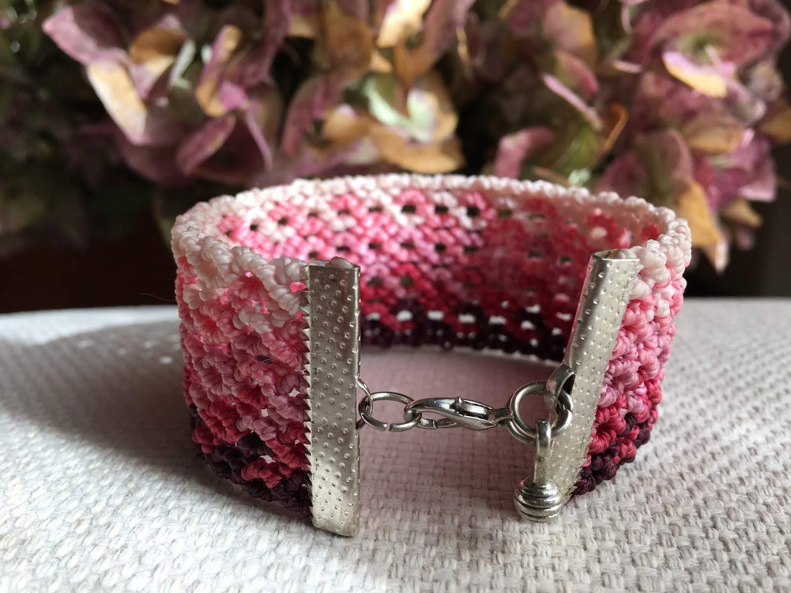 Pulsera macramé rosa ochos hecha a mano con hilo encerado de calidad en 5 tonos Mide aproximadamente 17 cm. de largo y 3 cm. de ancho. Cierre y adorno colgante