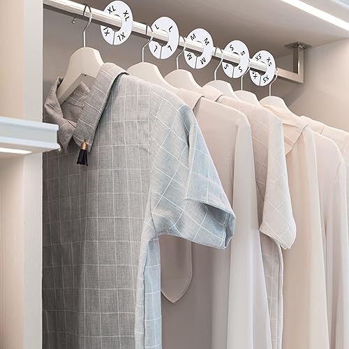 Vista 5 de Paquete de 40 perchas redondas de plástico blanco para ropa para armario, preimpresas en 8 tamaños XXS, XS, S, M, L, XL, XXL, XXXL