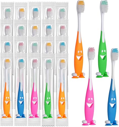 Newday Paquete de 100 cepillos de dientes para niños a granel cerdas suaves con ventosa, incluye fundas de viaje, cepillos de dientes envueltos