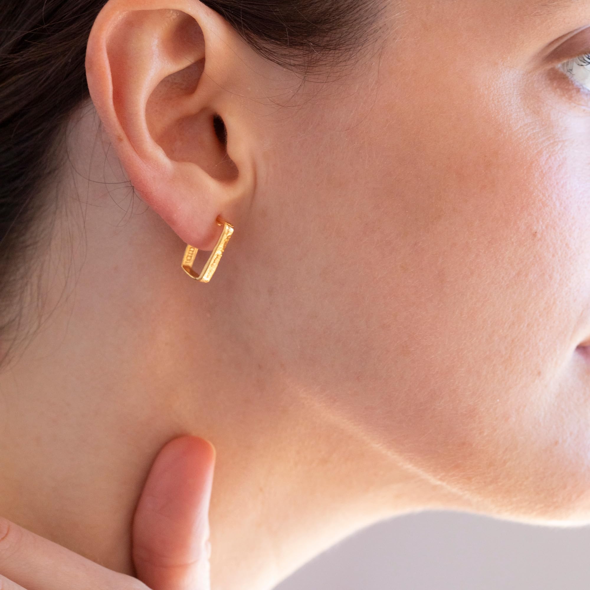 PENDIENTES DORADOS LIGNIS PEQUEÑOS | Diseñados por Joidart Lab | Colección Lignis | Latón con baño de oro de 24K | Acabado brillante