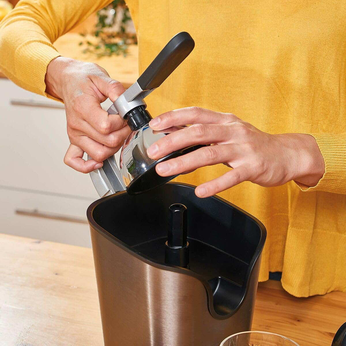 BLACK+DECKER BXCJ100E - Spremiagrumi professionale a leva, leva in alluminio, 100W, 2 coni, corpo in acciaio inossidabile anti-impronta, sistema anti-goccia, piedini antiscivolo