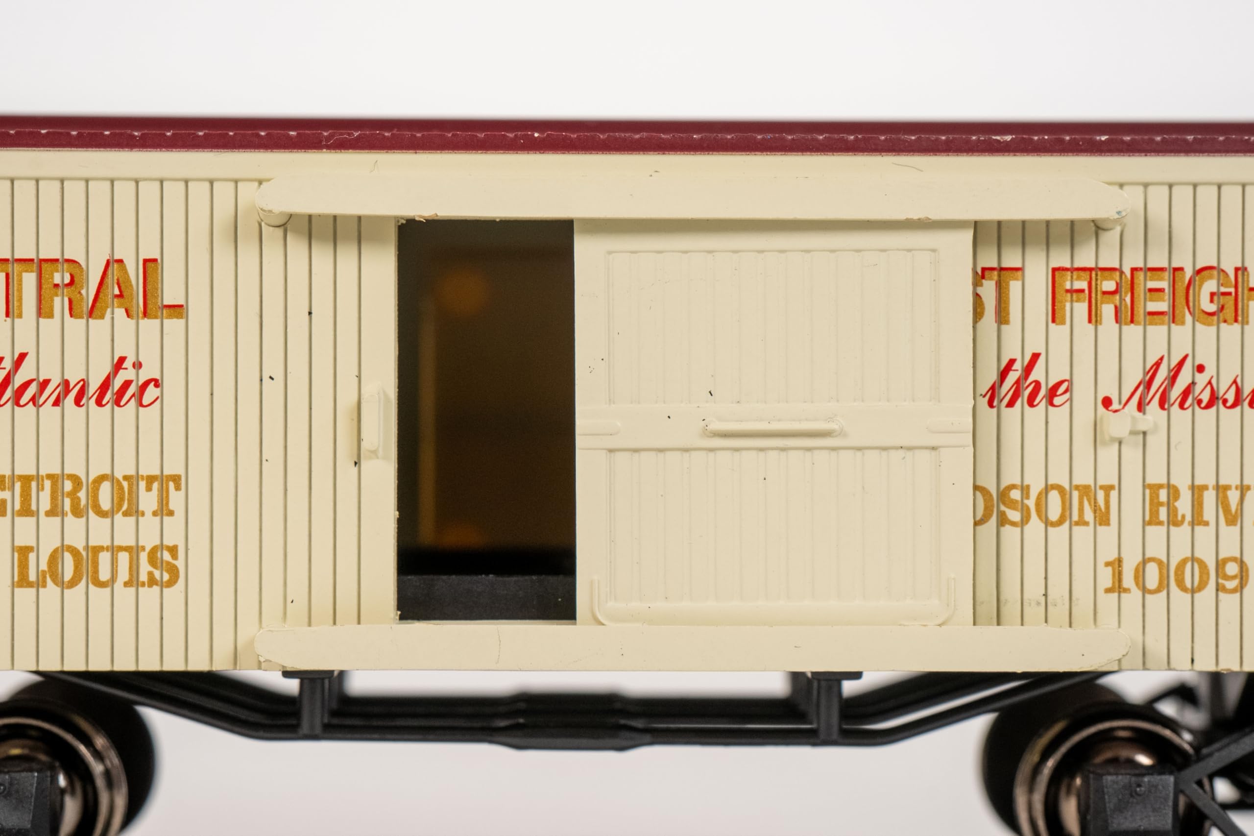 Old-Time Box Car - New York Central & Hudson Railroad - HO Scale