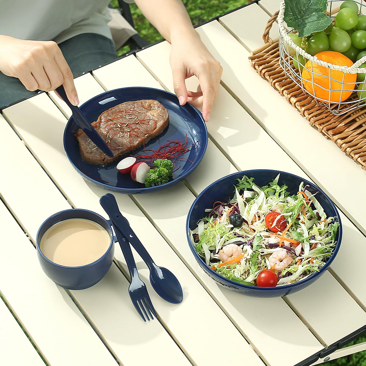 Evanda Kit Vajilla Camping, Plato, Taza, Cuchara, Tenedor, Cuchillo y Bolsa de Transporte, Reutilizable Accesorios para Acampar Equipo Esencial Ligero y fácil de Transportar o Poner en la Mochila