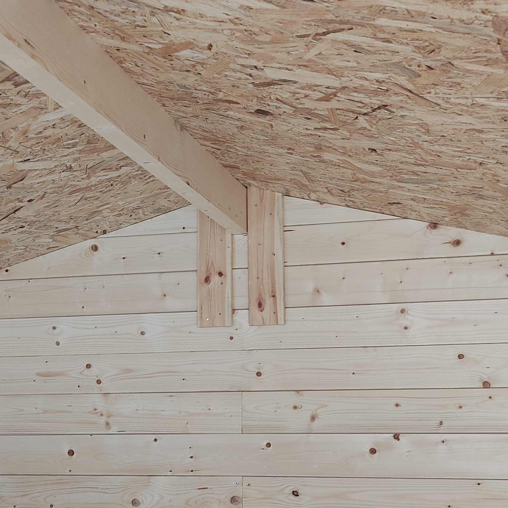 Gartenhaus Bh16 Marcella 146x130 aus Naturbelassenem Fichtenholz 16 mm mit Einzeltür, OSB3-Dach und -Boden, einfacher Aufbau, druckimprägniert, PEFC-Zertifiziert