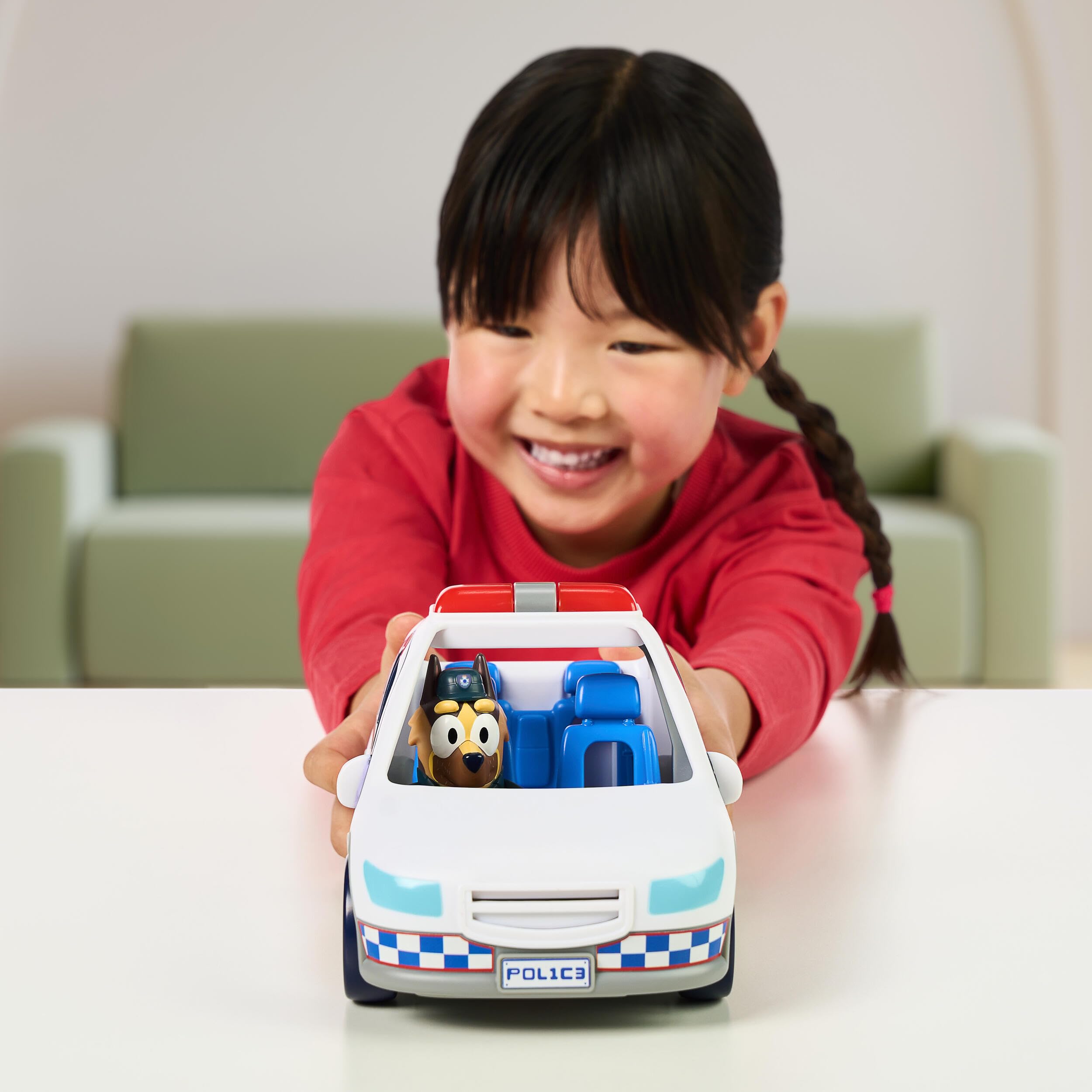Coche de policía de Bluey; vehículo del Episodio Especial El Cartel; Incluye un Coche de con Luces y Sonidos, una Figura de y una Hoja de Pegatinas temáticas; Pilas Incluidas
