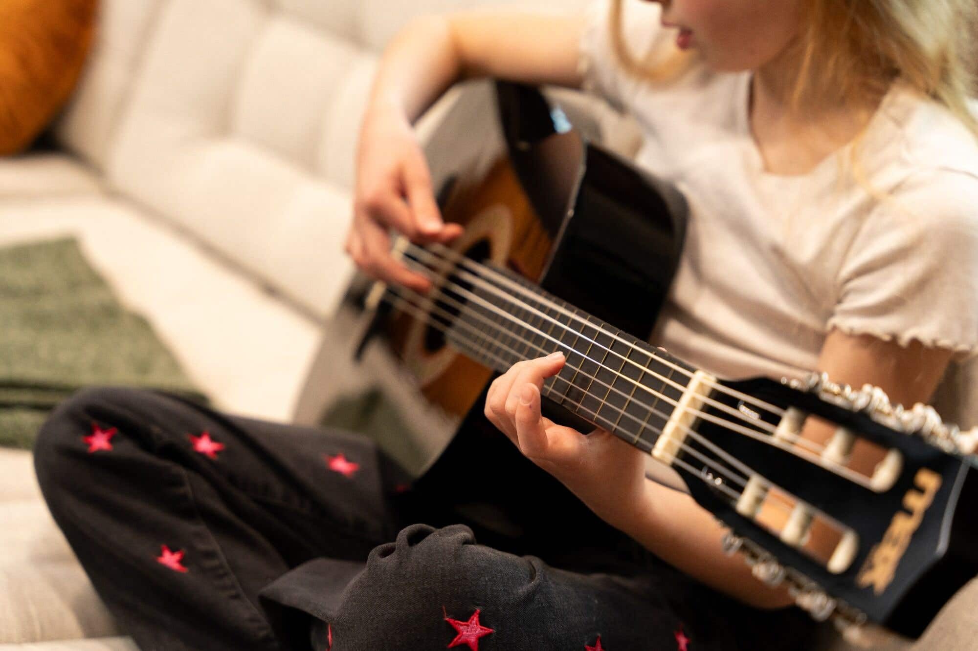 MAX SoloArt Junior 3/4 Guitarra Clásica para Niños - Set Completo con Funda Mochila, Afinador Clip, Soporte MAX GP20, Cuerdas Nailon y Accesorios - Ideal para Principiantes de 8 a 12 Años