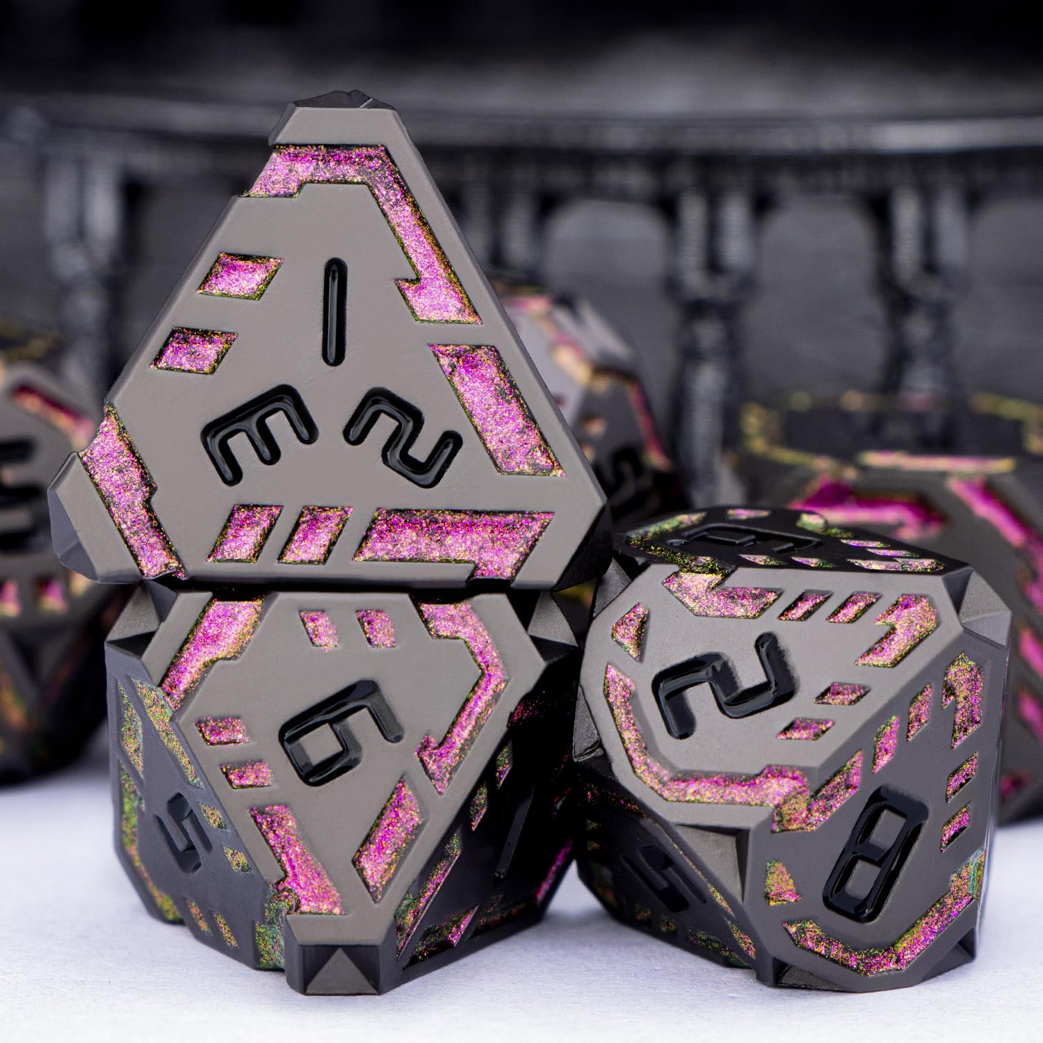 Set di 7 dadi fantascientifici in metallo poliedrici a strisce, per giochi di ruolo, Dungeons Dragons, con confezione regalo D6, D8, D10, D12, D20 (nero e viola)
