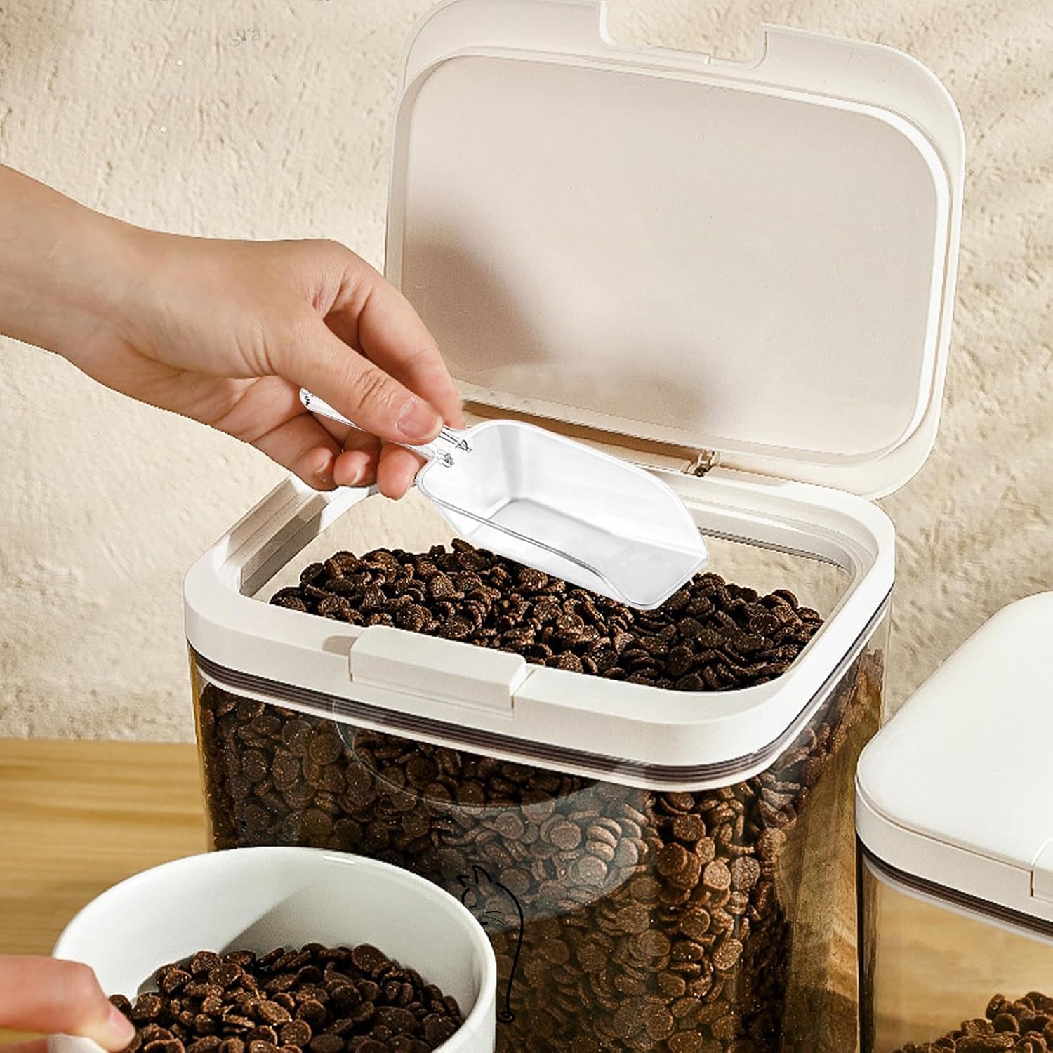 Airtight Cat Food Storage Container | 6.0 Qt/5.5 L Dry Cat Food Bin With Food Scoop |Hold up to 4~5lbs of Pet Food or Kibble|Clear BPA Free