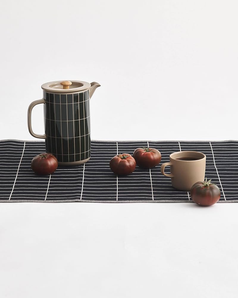 マリメッコ Tiiliskivi テーブルランナー Amazon|MARIMEKKO Pieni Tiiliskivi テーブルランナー — 象徴的