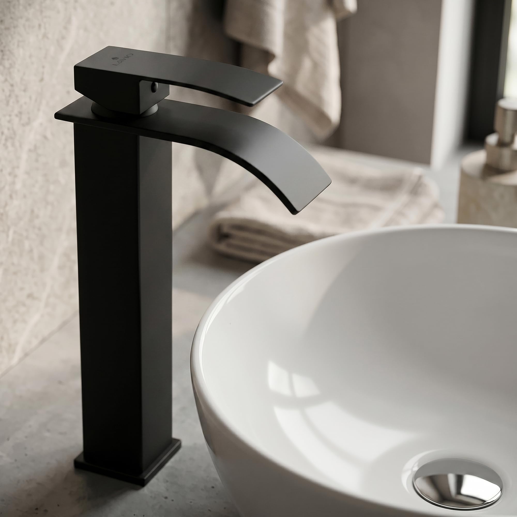 AKORD Waschtischarmatur EVIO Hoch Wasserfall, Moderne Badarmatur für Aufsatzwaschbecken mit Keramikkartusche, Edelstahl rostfrei, 30 x 5 x 16,5 cm, Schwarz