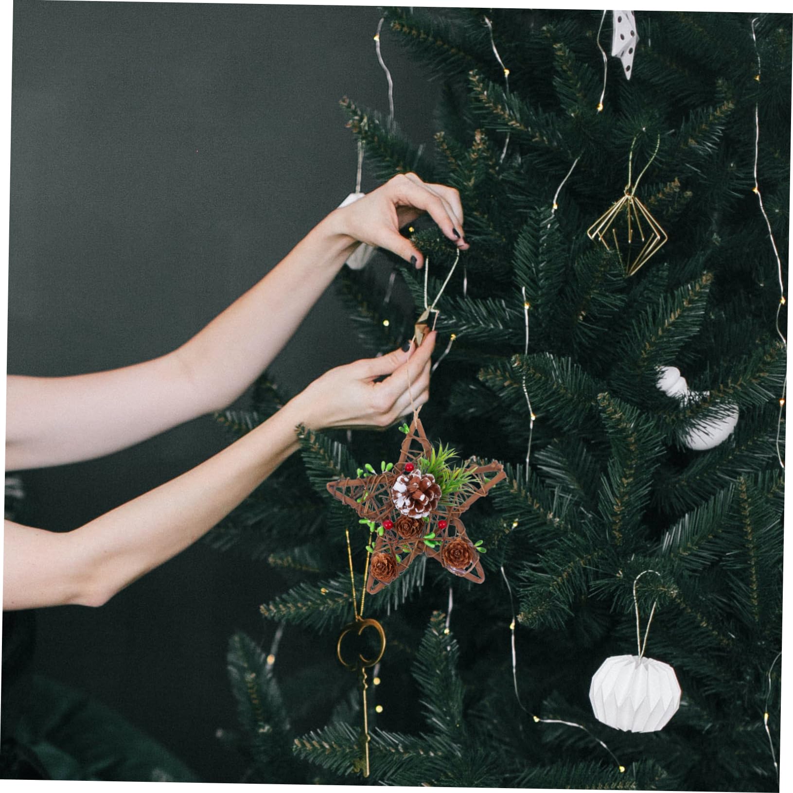 Amosfun 5 Piezas Adornos De Navidad Colgante Felpa Árbol Adornos Navideños Guirnalda Oro Decoraciones Adornos para Arboles De Navidad Home Decoracion De Madera Coffee