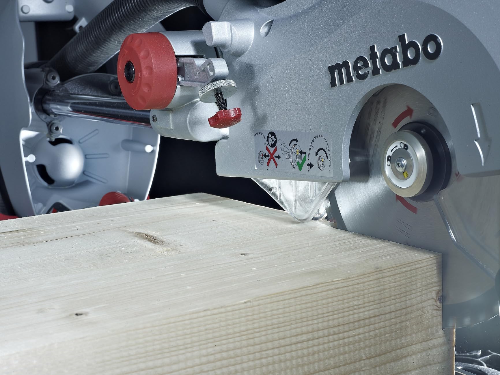 metabo Kappsäge KGS 315 Plus - 1600 W - Große Schnittkapazität dank Zugfunktion, drehbarer Tisch, neigbarer Sägekopf, Drehzahlregelung, werkzeugloser Sägeblattwechsel, präzise Winkelraster & Absaugung | Zugfunktion, Drehzahlregelung, Sägeblattwechsel, Win