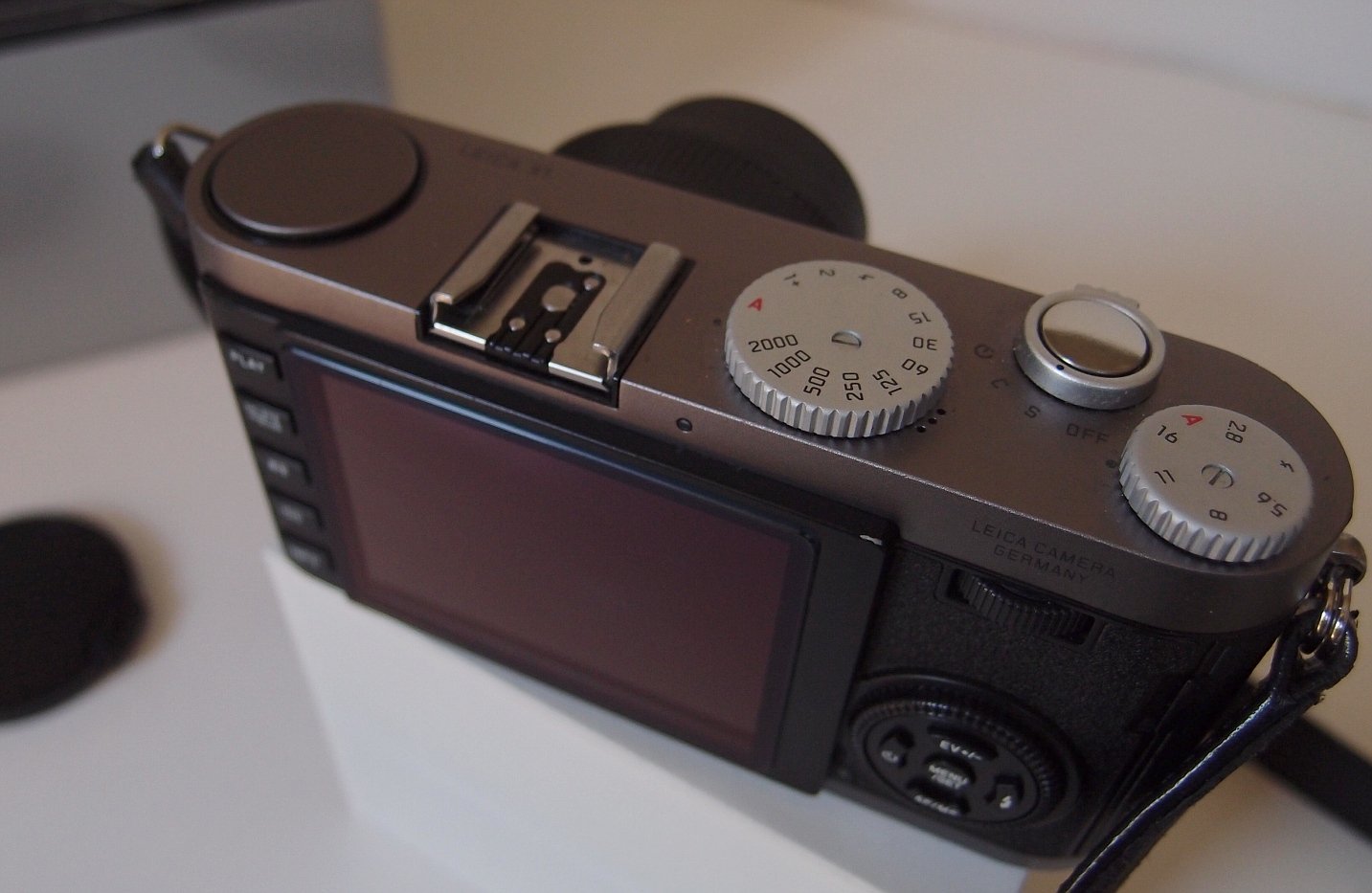 Amazon | Leica X1 12.2MP APS-C CMOSデジタルカメラ (メーカー生産