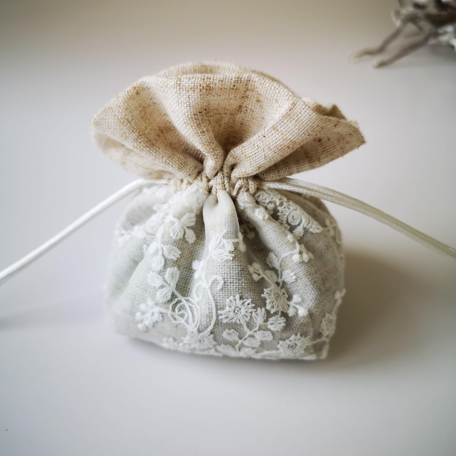 Sacs en tissu avec cordon de serrage Petits sacs brodés Bijoux Cordon d'emballage Sac en coton doux Muslin Sacs cadeaux Noël Boîte à bonbons Fête Amis Cadeau Sacs en toile de jute Sacs cadeaux
