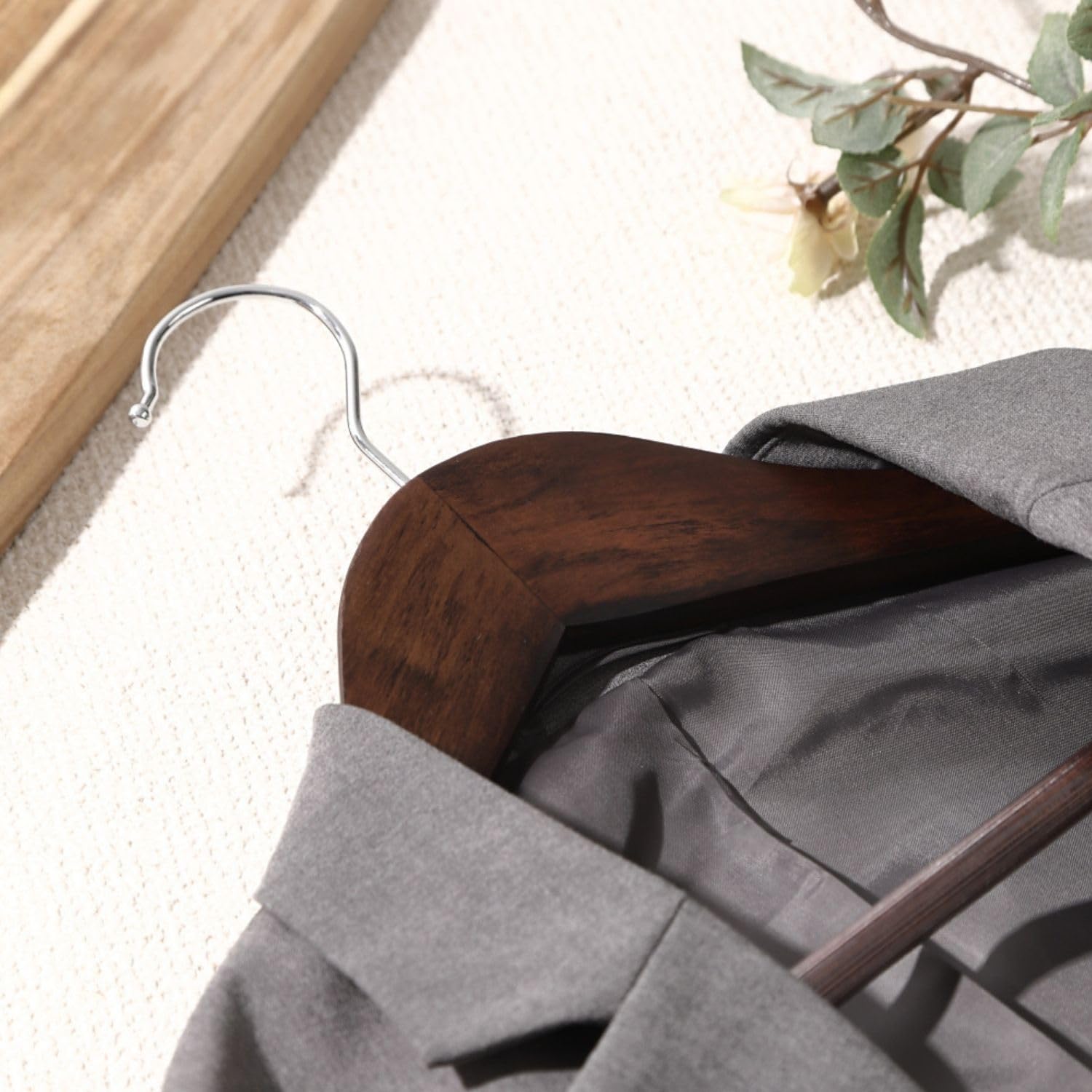 Amazon.co.jp: ハンガー 木製 6本 セット 【大切な洋服を長期間保存